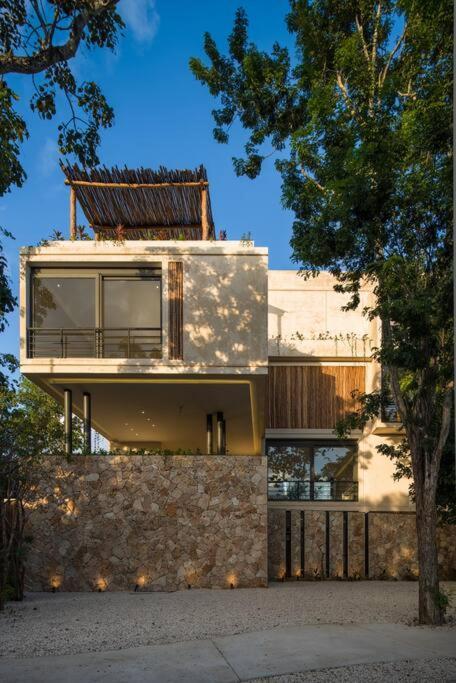 Beyond Amazing 3bd 2br/ Balcony