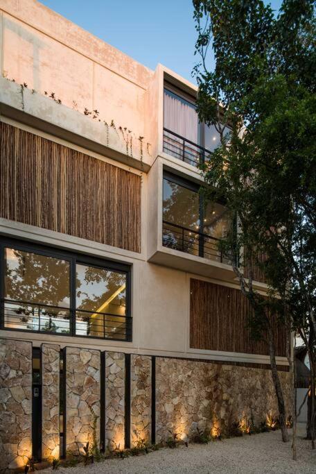 Beyond Amazing 3bd 2br/ Balcony *