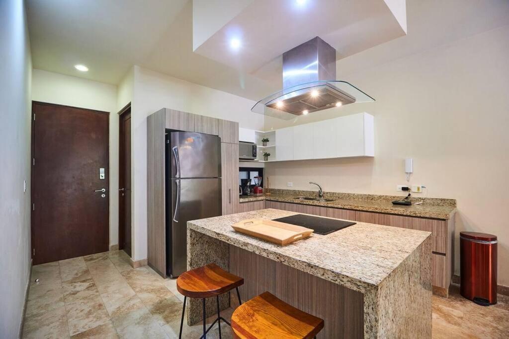 Zen Oasis Swim Up Pool W Tiki Hut Bar + Gym Apartment *