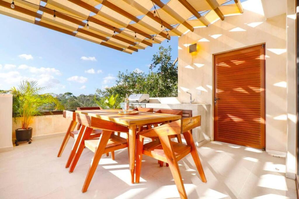 Stylish Jungle Penthouse & Private Rooftop Pool Apartment *