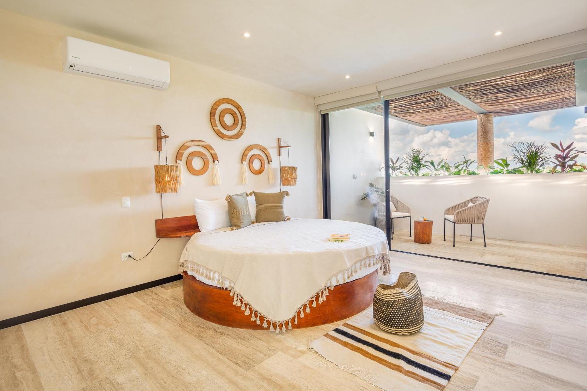 Penthouse Oasis: Rooftop Pool & Luxury *