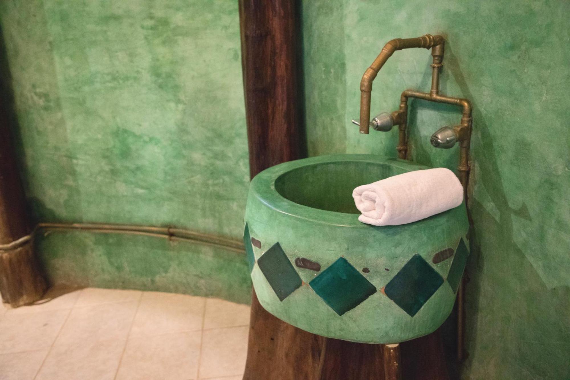 Lamar Front And Pool Hotel 3*