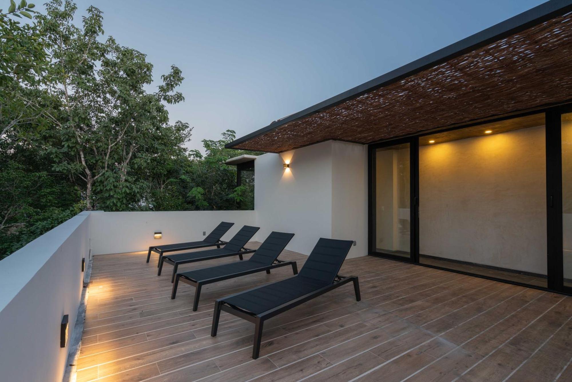 Twelve O'clock - Luxury Villa