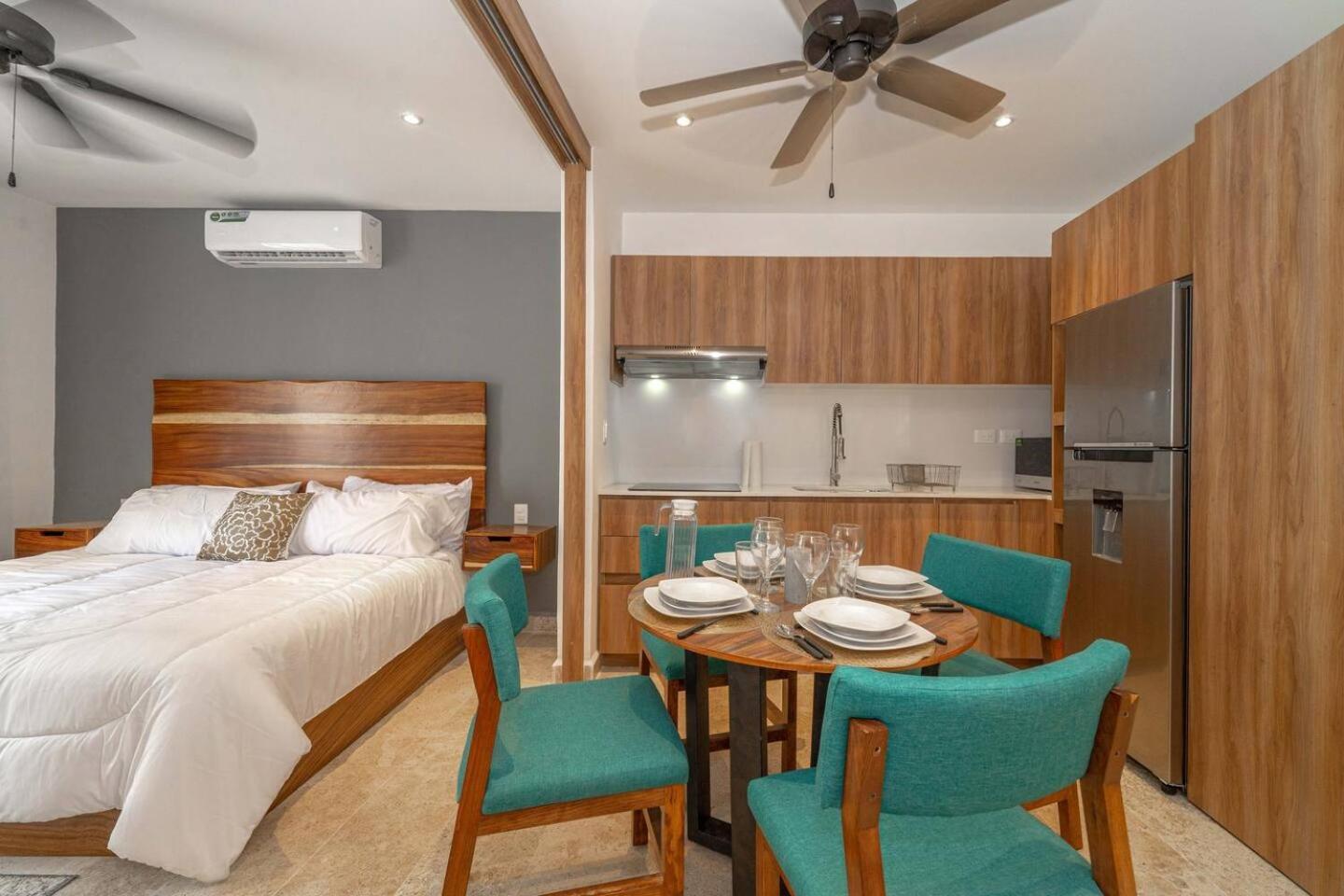 King With Balcony, Gym And Rooftop Pool Holiday home