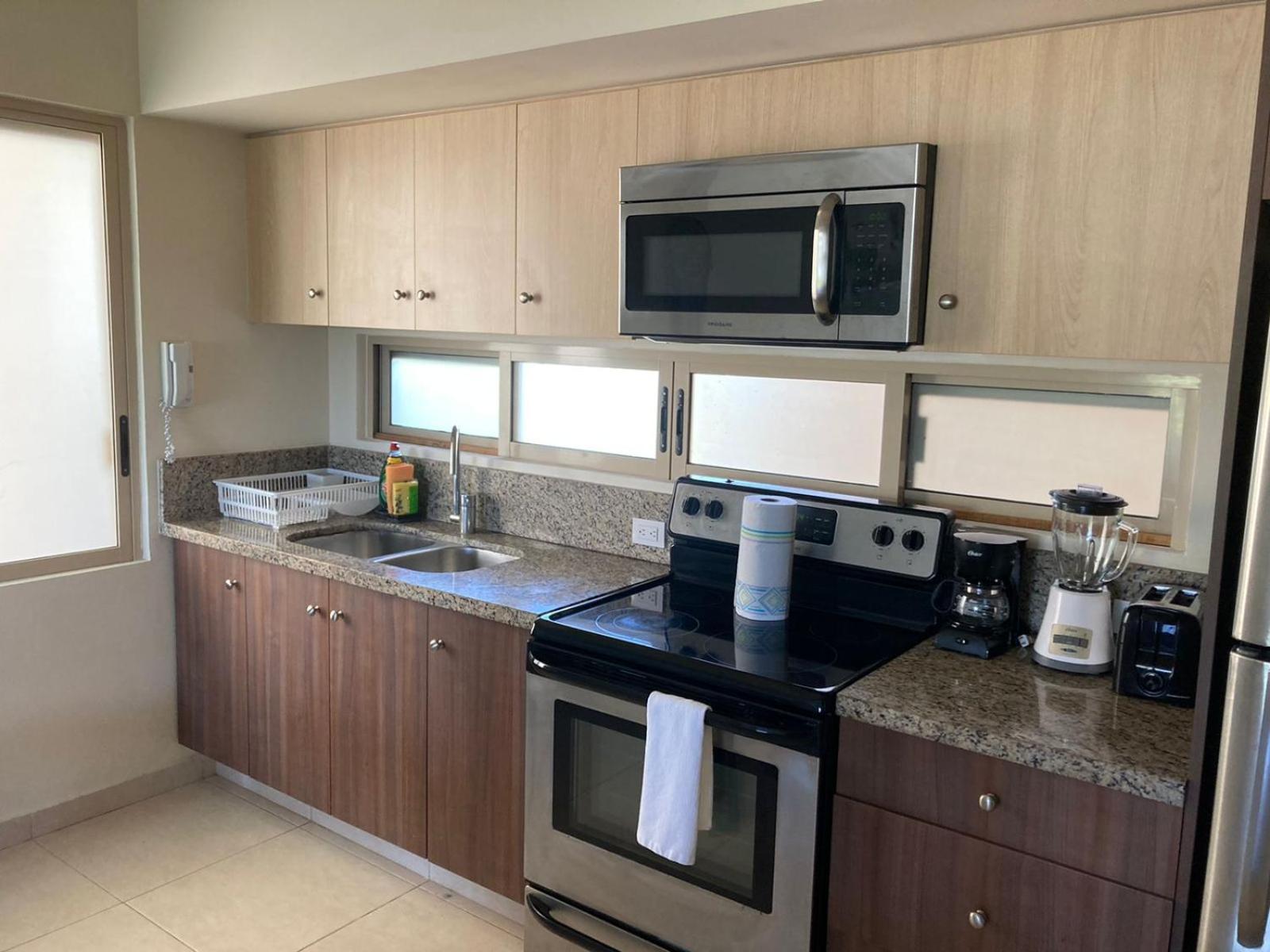 Spacious Penthouse With Private Rooftop In Gated Community Apartamento