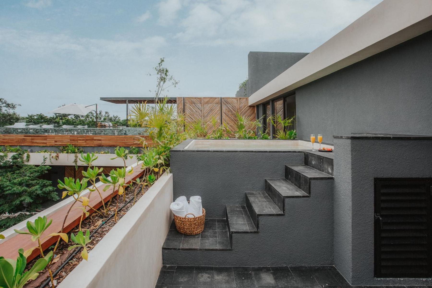 Divine 3br Ph Private Jacuzzi, Pools, Spa, Yoga Apartment *