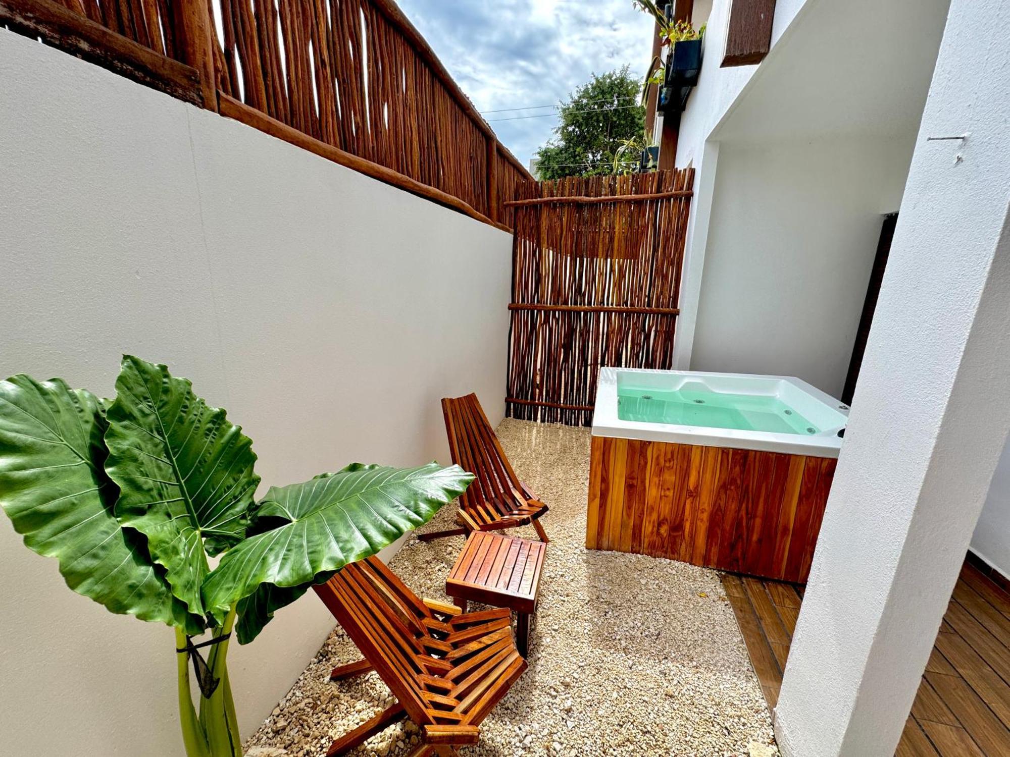 Apartment Chic 2br Condo, Private Jacuzzi And 2 Free Bikes