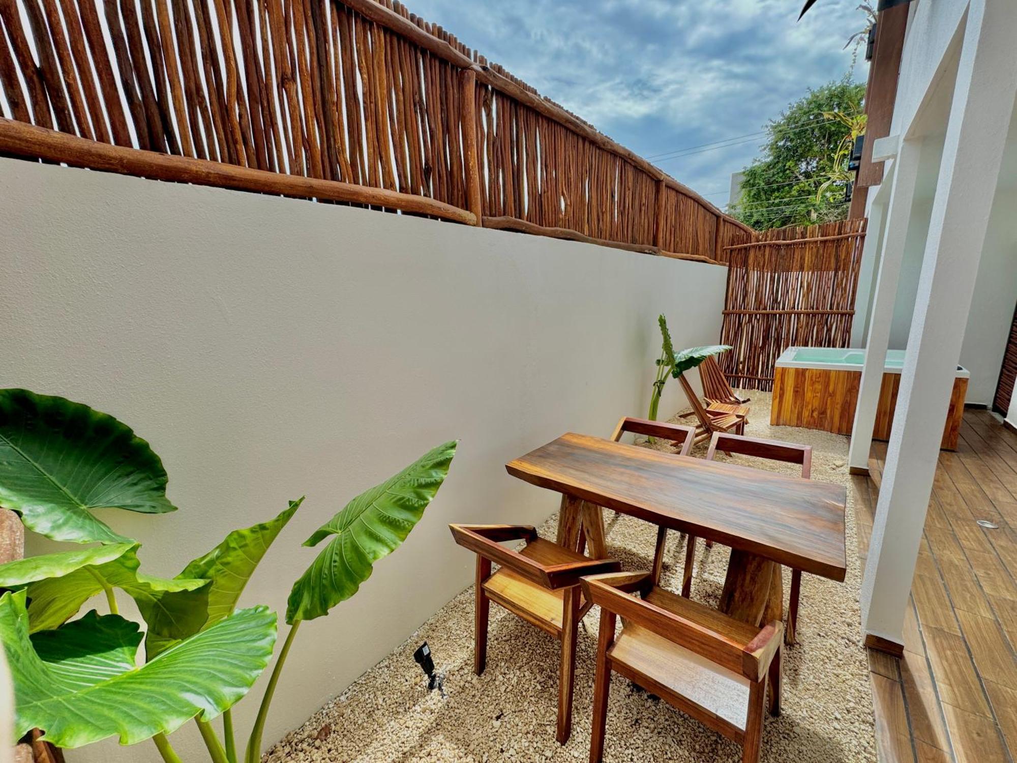 Chic 2br Condo, Private Jacuzzi And 2 Free Bikes *