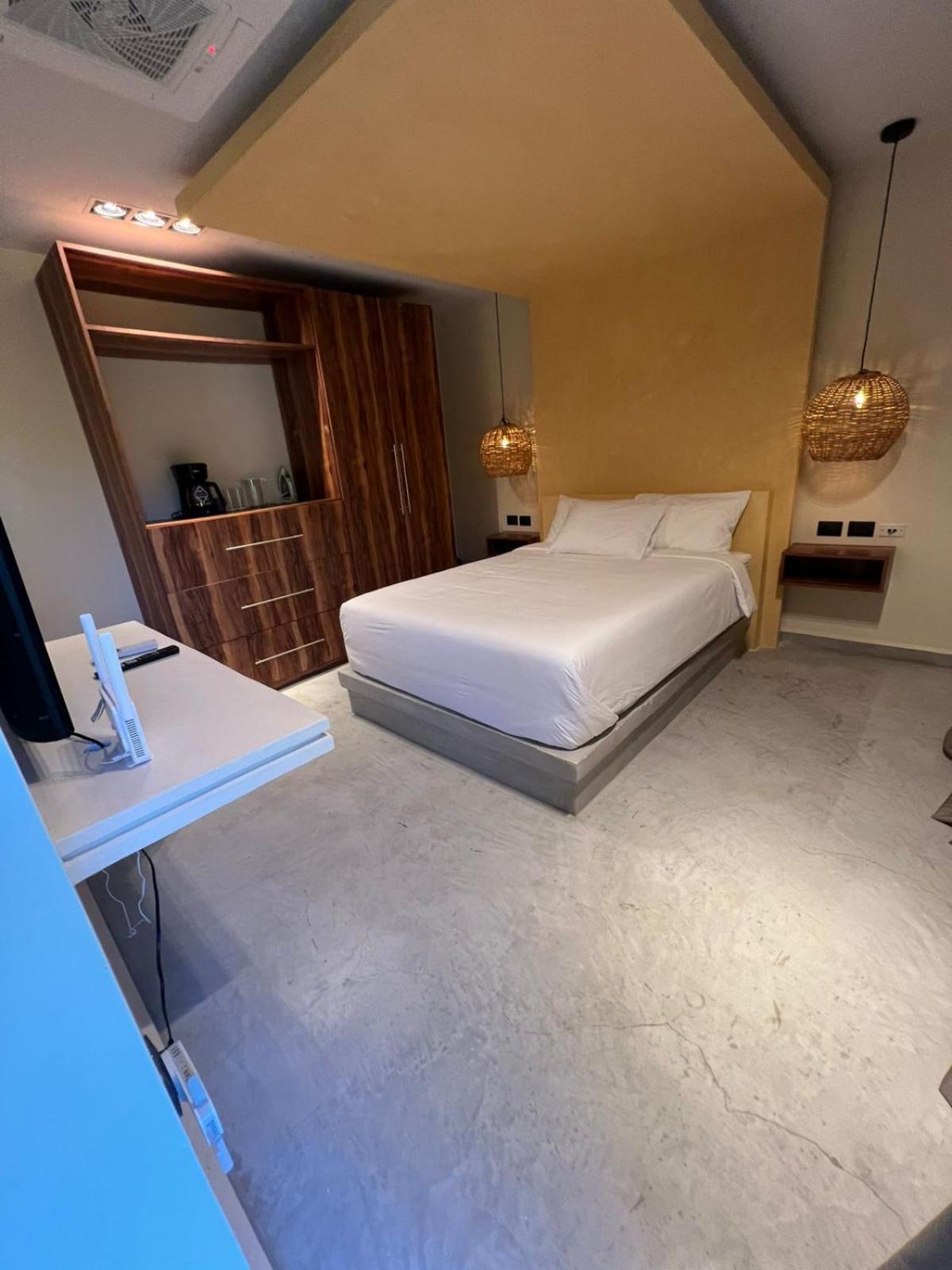 Mini Con Alberca Y Aire Acondicionado En Zona Tranquila De