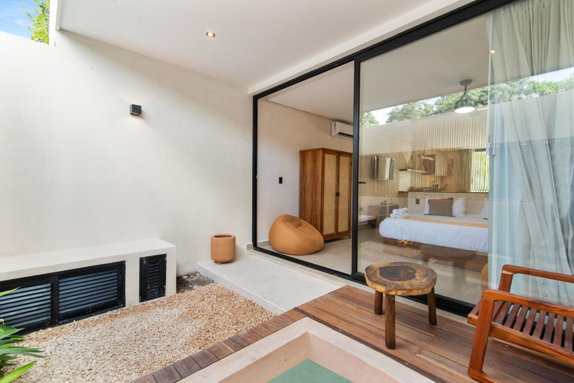 Hotel Guest - Elements