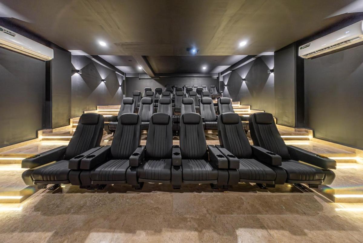 Luxury Private Pool And Movie Theater Retreat *