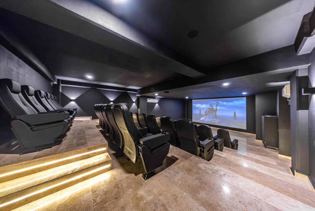 Luxury Private Pool And Movie Theater Retreat *