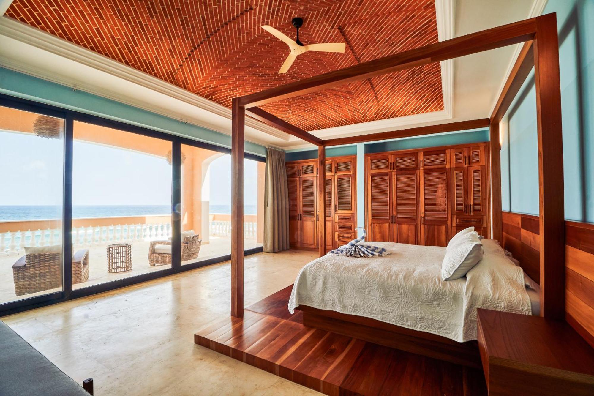 Villa Spacious Oceanfront With 7 Bedrooms, Pool, Premium Amenities & Reliable Generator