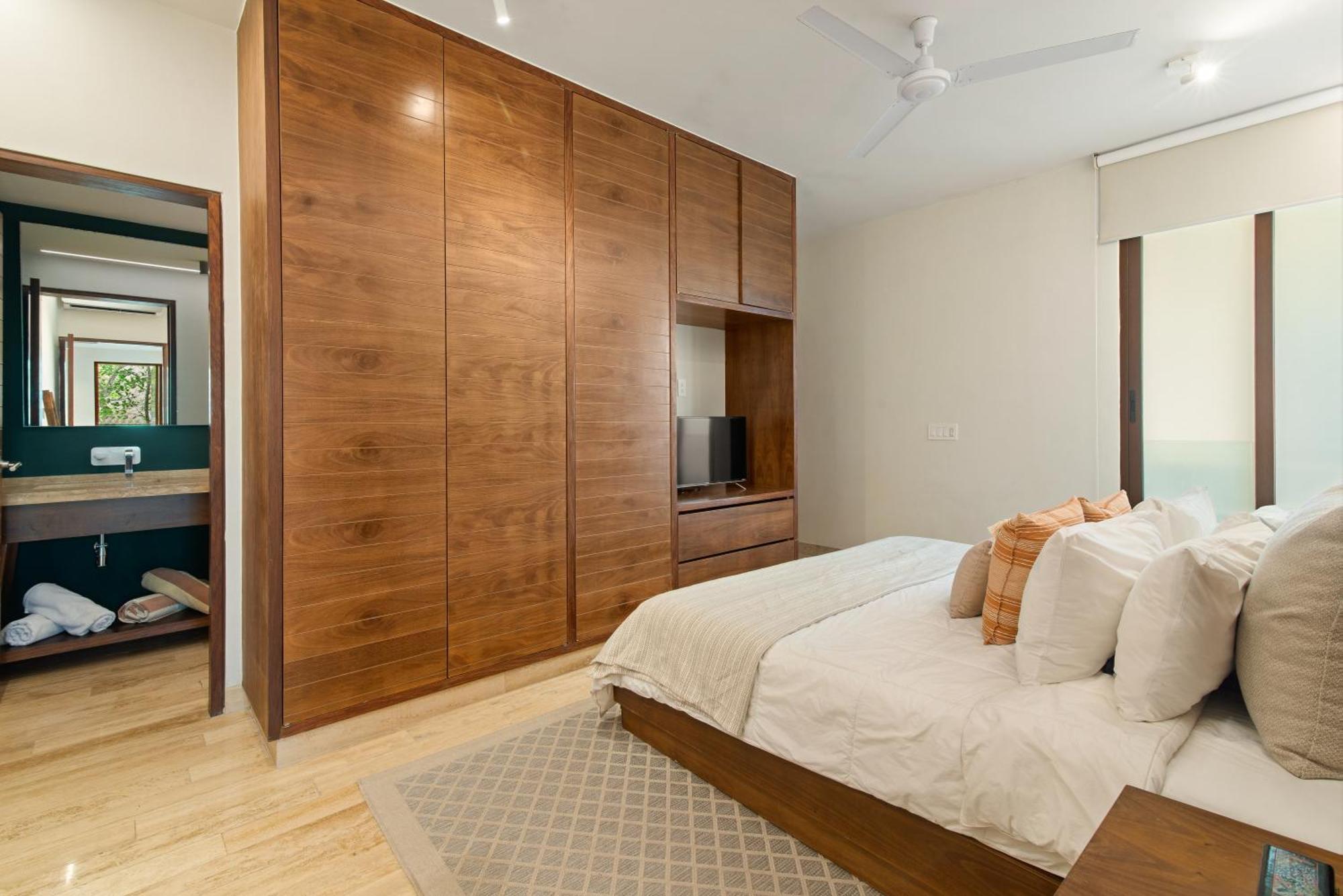 205 Perfect Location 3 Bedrooms Apartment *