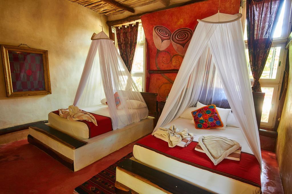 Lamar Front And Pool Hotel