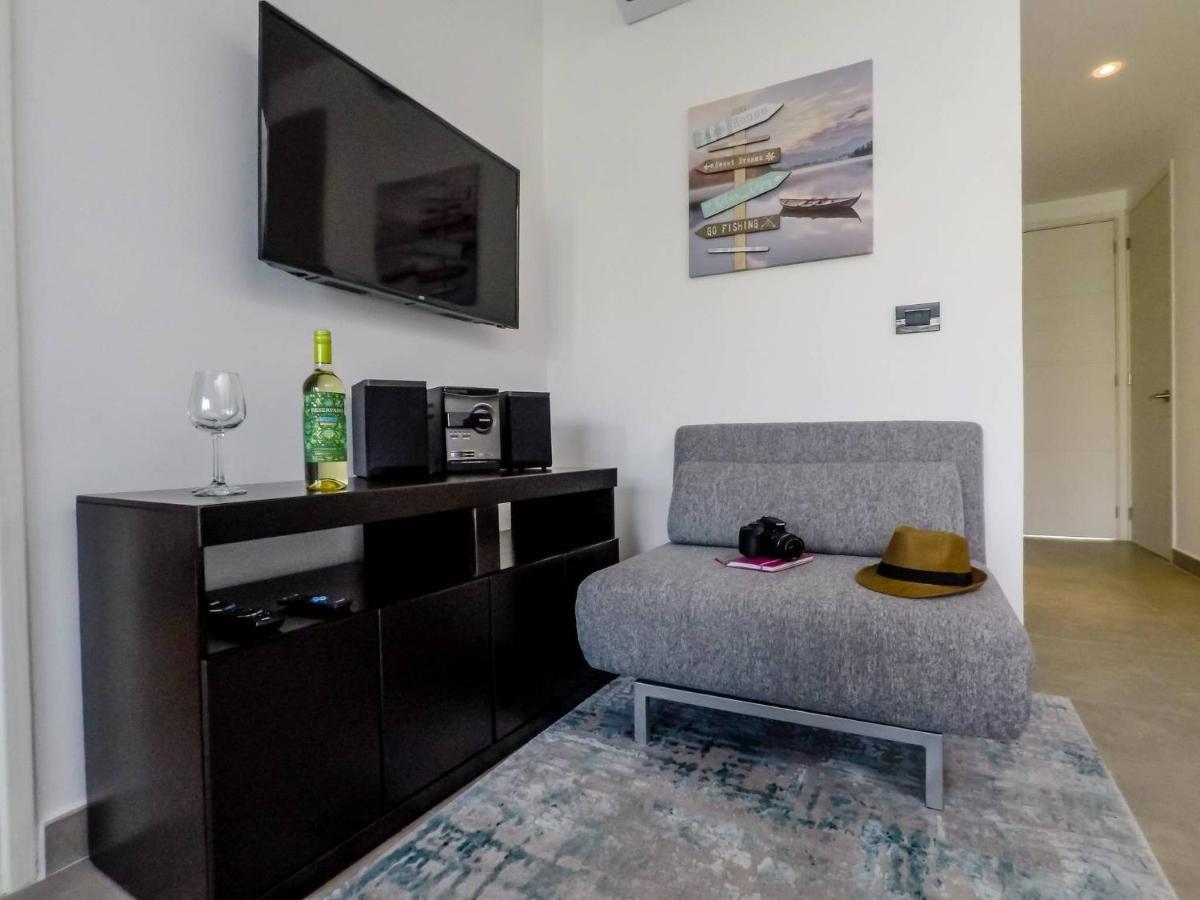 Brand New Two Br Penthouse With A Private Roof Patio! Totally Equipped. Сasa de vacaciones